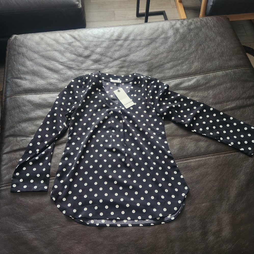 A pocket dotted dress shirt